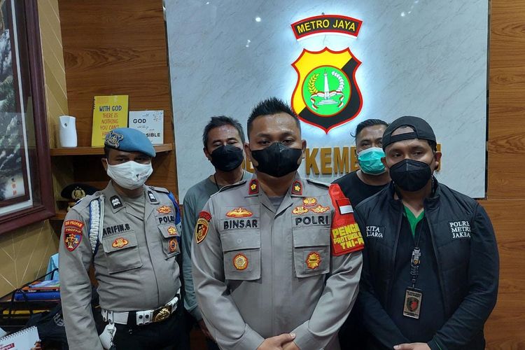 Polisi Sektor Kembangan mengamankan tiga pelaku pencurian blower AC (air conditioner) di sebuah minimarket  di Jalan Raya Joglo 3, Kembangan, Jakarta Barat. 