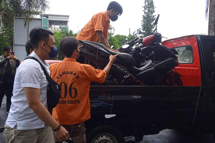 Tujuh tersangka sindikat pencurian dengan 91 TKP yang ditangkap Polresta Bandar Lampung, Rabu (21/12/2022).