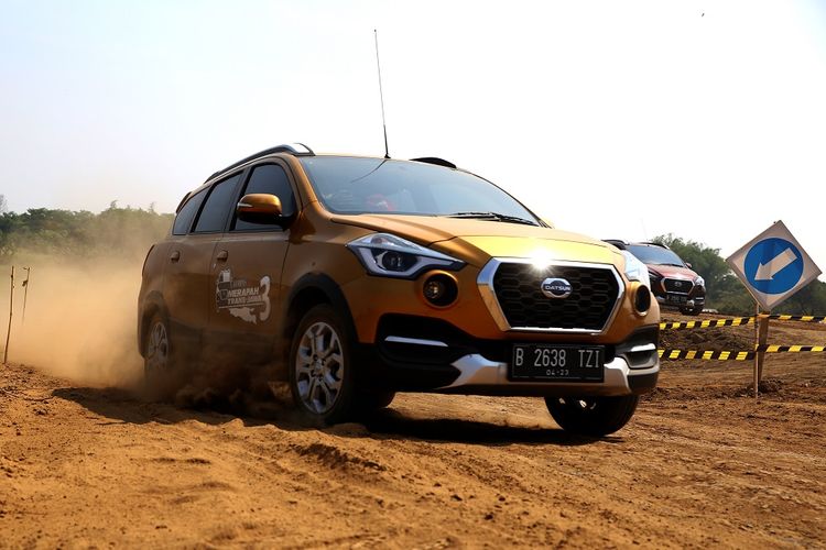 Datsun Cross yang digunakan tim Merapah Trans Jawa Kompas.com sedang melintas di area proyek pembangunan tol Gempol-Pasuruan, Jawa Timur.