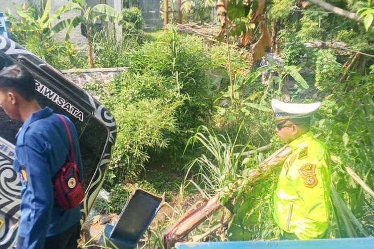 Kronologi Elf Terjun ke Sungai di Ciawi Bogor Usai Tabrak Mobil dan Kios, Sopir Tewas
