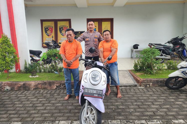 Kedua pelaku maling sepeda motor saat diamankan di kantor Polsek Driyorejo, Gresik, Jawa Timur.