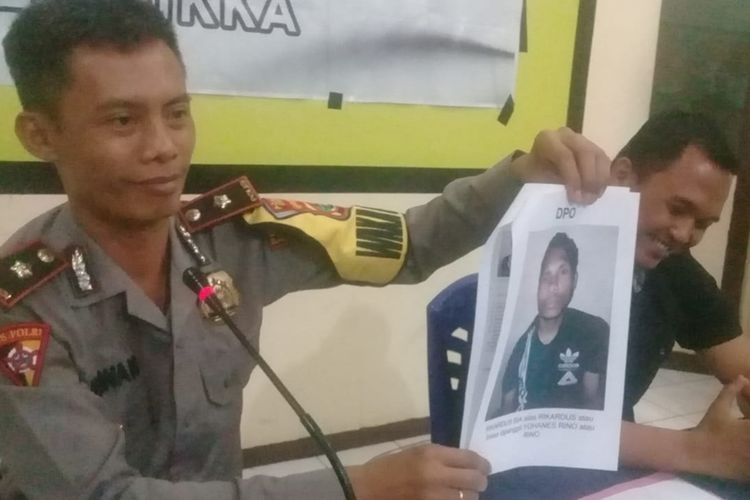 Wakapolres Sikka Kompol I Putu Surawan didampingi Kasat Reskrim Heffri Dwi Irawan saat memberi keterangan kepada awak media, Rabu (6/11/2019).