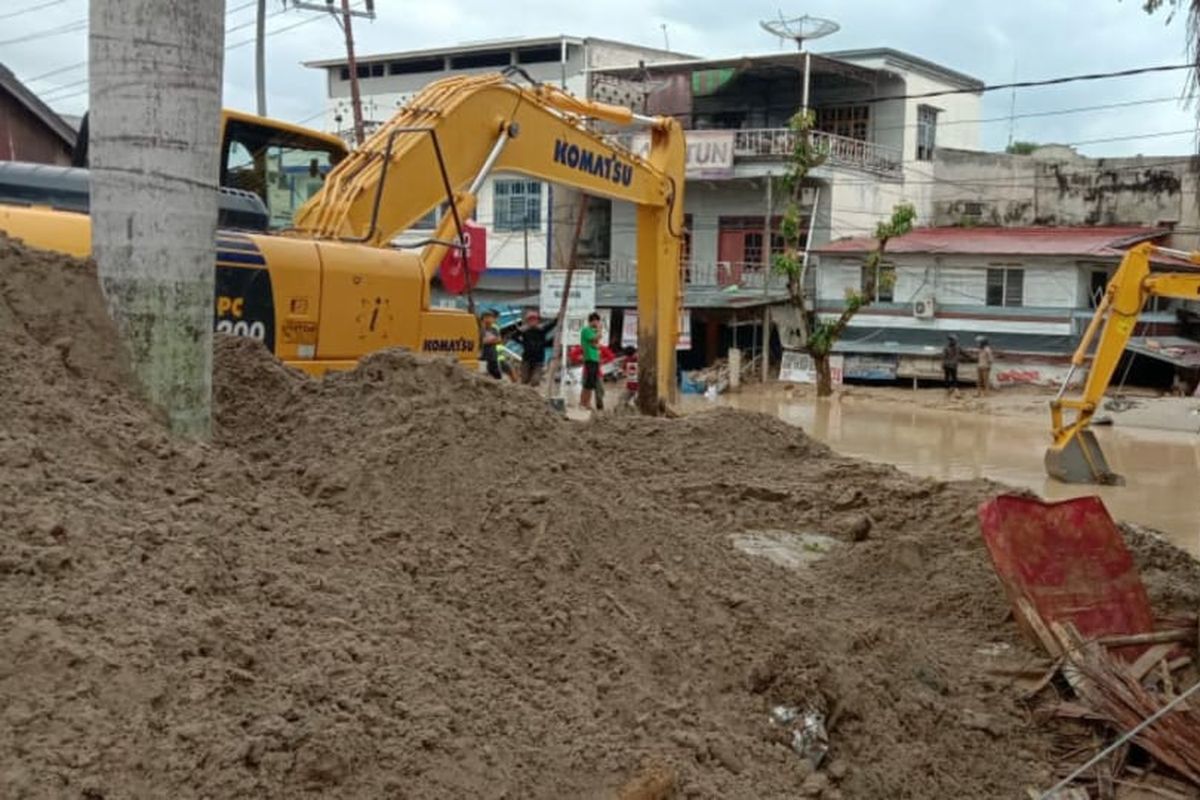 Alat berat untuk tangani banjir di Kecamatan Masamba, Kabupaten Luwu Utara, Provinsi Sulawesi Selatan.