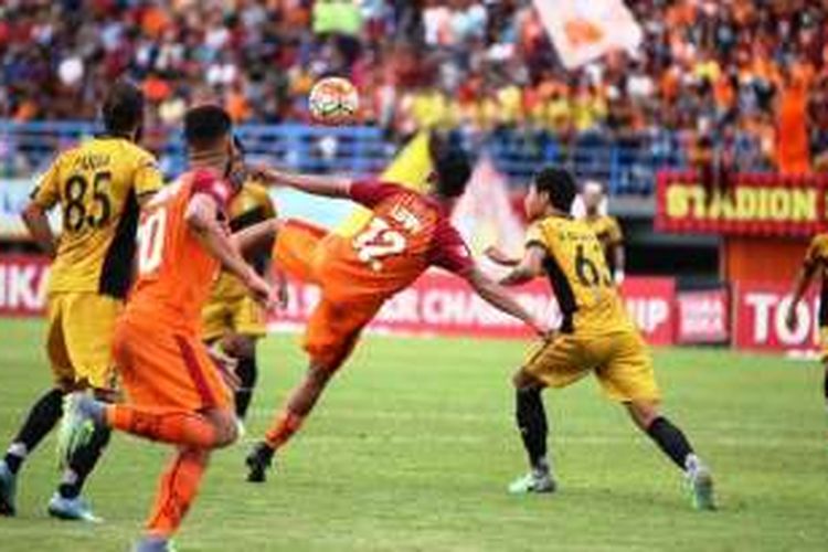 Laga lanjutan TSC 2016 antara Pusamania Borneo FC dan Mitra Kukar di Stadion Segiri, Samarinda, Rabu (12/10/2016). 