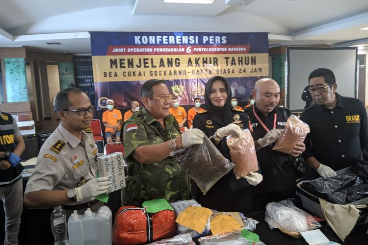 Kepala Bea Cukai Bandara Soekarno-Hatta, Finari Manan (Berjilbab Hitam) menunjukan barang bukti penyelundupan Narkotika di Kantor Bea Cukai Bandara Soekarno-Hatta, Senin (23/12/2019)