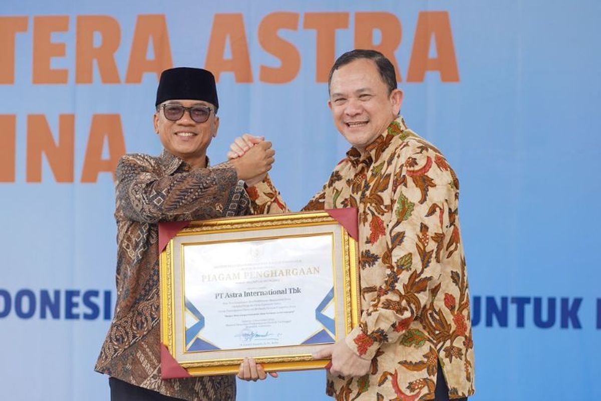 Caption: Menteri Desa dan Pembangunan Daerah Tertinggal Republik Indonesia Yandri Susanto (kiri) memberikan piagam penghargaan kepada Astra atas pendampingan dan pembinaan masyarakat desa melalui program Desa Sejahtera Astra untuk peningkatan ekonomi berbasis produk unggulan desa yang diterima oleh Chief of Corporate Affairs Astra Riza Deliansyah (kanan), Selasa (5/11/2024).