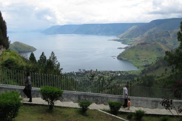 Bukit Indah Simarjarunjung di Sumatera Utara. Tempat melihat Danau Toba dari ketinggian.