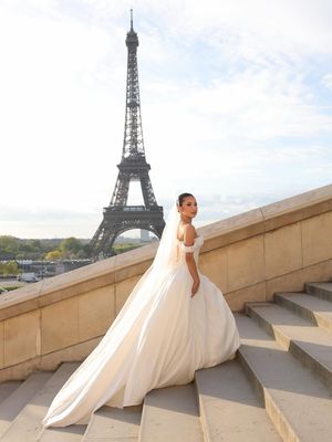 Gaya prewedding Jennifer Coppen dan Justin Hubner di Paris tampil elegan dan klasik, dengan sentuhan modern berlatar romantis Menara Eiffel.
