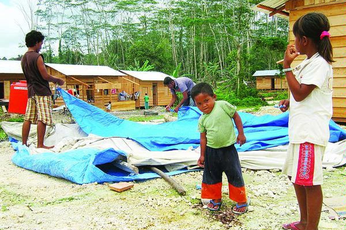 Pembangunan hunian sementara bagi korban gempa dan tsunami di Kabupaten Kepulauan Mentawai, Sumatera Barat, terus berlangsung, Selasa (8/2). Selain berjalan lambat, jumlah hunian sementara yang akan dibangun kurang dibanding warga yang memerlukan.
