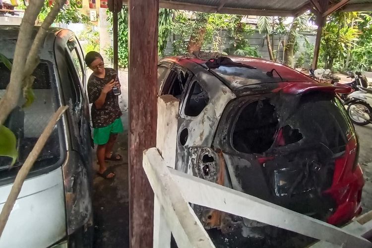 Dua mobil warga di kawasan Gudang Arang, Kecamatan Nusaniwe, Kota Ambon yang sedang terparkir di garasi teebakar, Jumat pagi (4/3/2022)