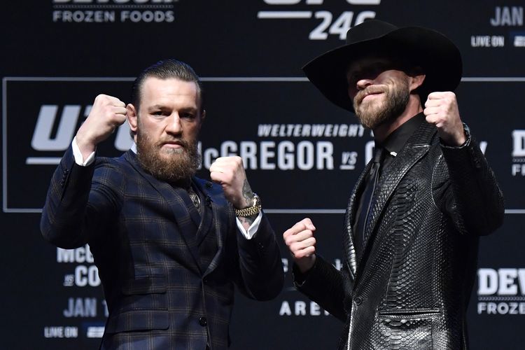 Petarung mixed martial arts, Conor McGregor dan Donald Cerrone, berpose seusai konferensi pers jelang UFC 246, Minggu (19/1/2020) WIB.