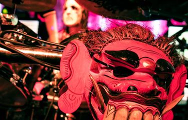 Drummer Slipknot Jay Weinberg menyematkan topeng Leak Celuluk Bali saat tampil di festival musik cadas Hammersonic 2023 di Pantai Karnaval Ancol, Jakarta, Minggu (19/3/2023).