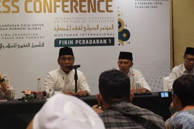 Ketua Umum PBNU K.H. Yahya Cholil Staquf saat konferensi pers menjelang Muktamar Internasional Fiqih Peradaban di Kota Surabaya, Minggu (5/2/2023). (ANTARA/HO-PBNU)