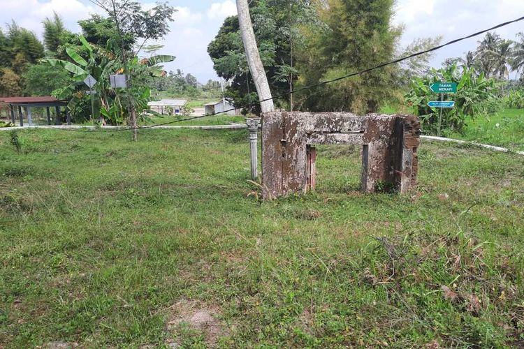 Kawasan Aliran Piroklastik Bakalan, di Kapanewon Cangkringan, Kabupaten Sleman yang diusulkan menjadi Geopark Nasional. Tampak sisa bangunan rumah warga Dusun Bakalan yang berjarak 15 Km dari Puncak Gunung Merapi tertimbun aliran material piroklastik (wedhus gembel) pada saat erupsi 2010.