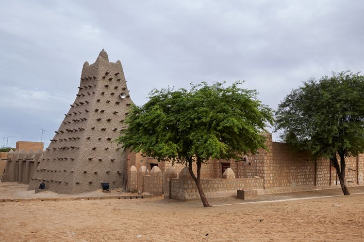 Panorama Masjid Sankore yang dibangun pada abad ke-15 Masehi di, Mali, Timbuktu.