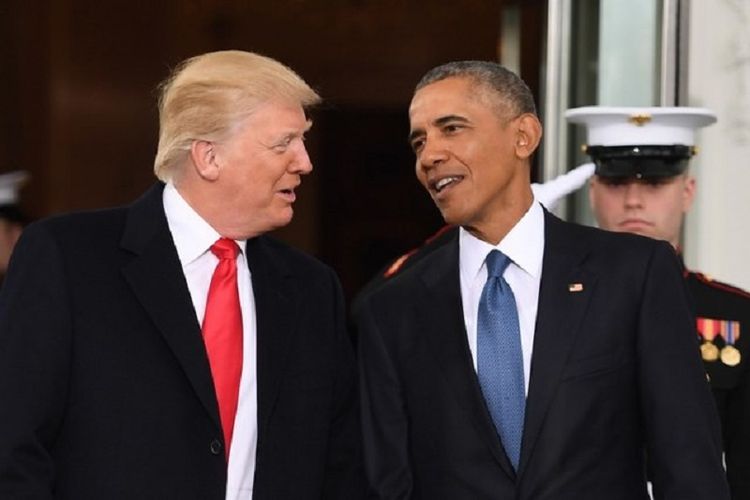 Presiden Amerika Serikat Donald Trump berbicara dengan pendahulunya mantan presiden Barack Obama di hari pelantikan 20 Januari 2017