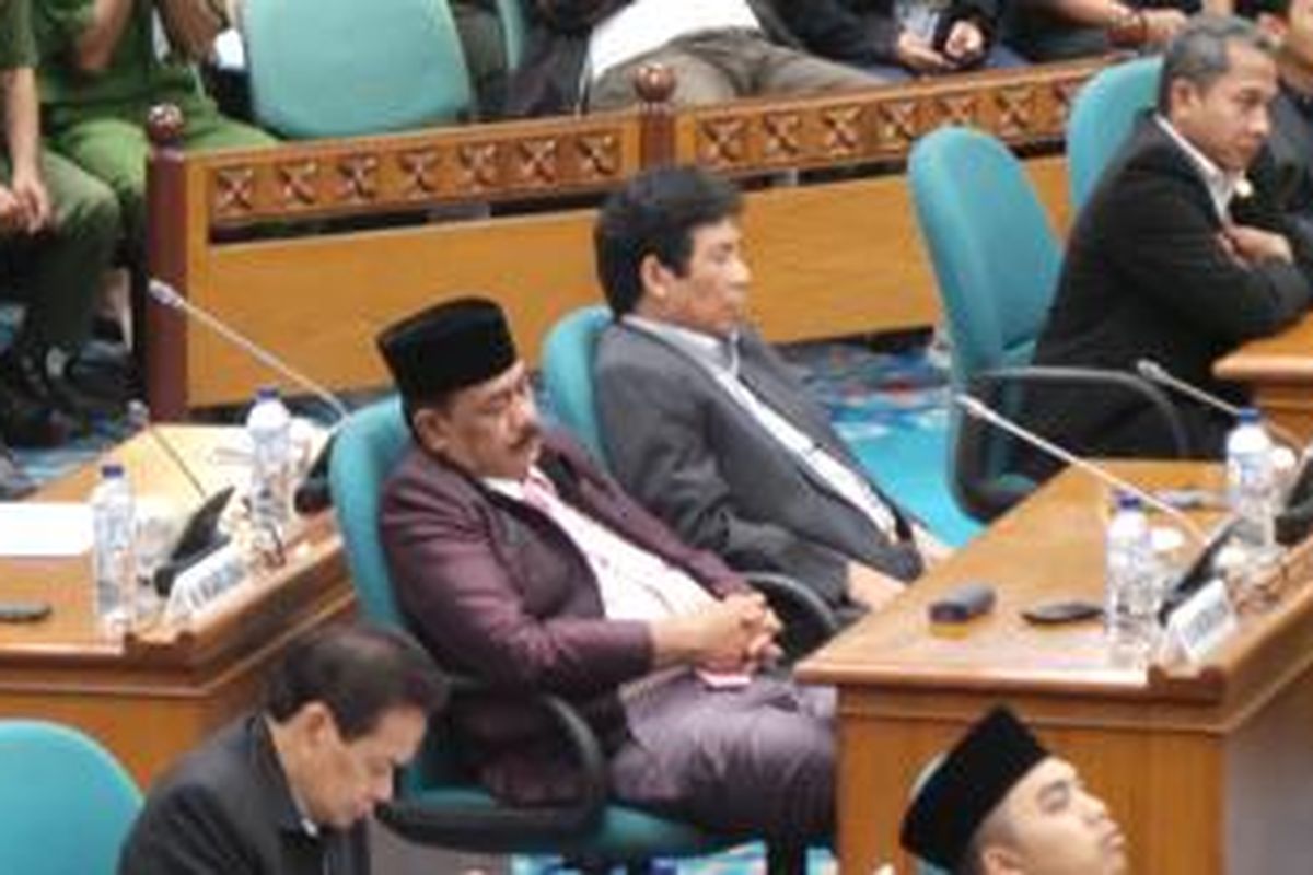 Anggota fraksi Golkar (pakai jas merah) DPRD DKI Khotibi Achyar atau yang akrab disapa Beceng terlihat pulas tertidur saat paripurna penyampaian Laporan Keterangan Pertanggungjawaban (LKPJ) APBD 2014, di sidang paripurna, Senin (6/4/2015). 