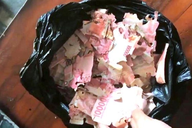 Uang puluhan juta didalam kantong plastik rusak parah dimakan rayab