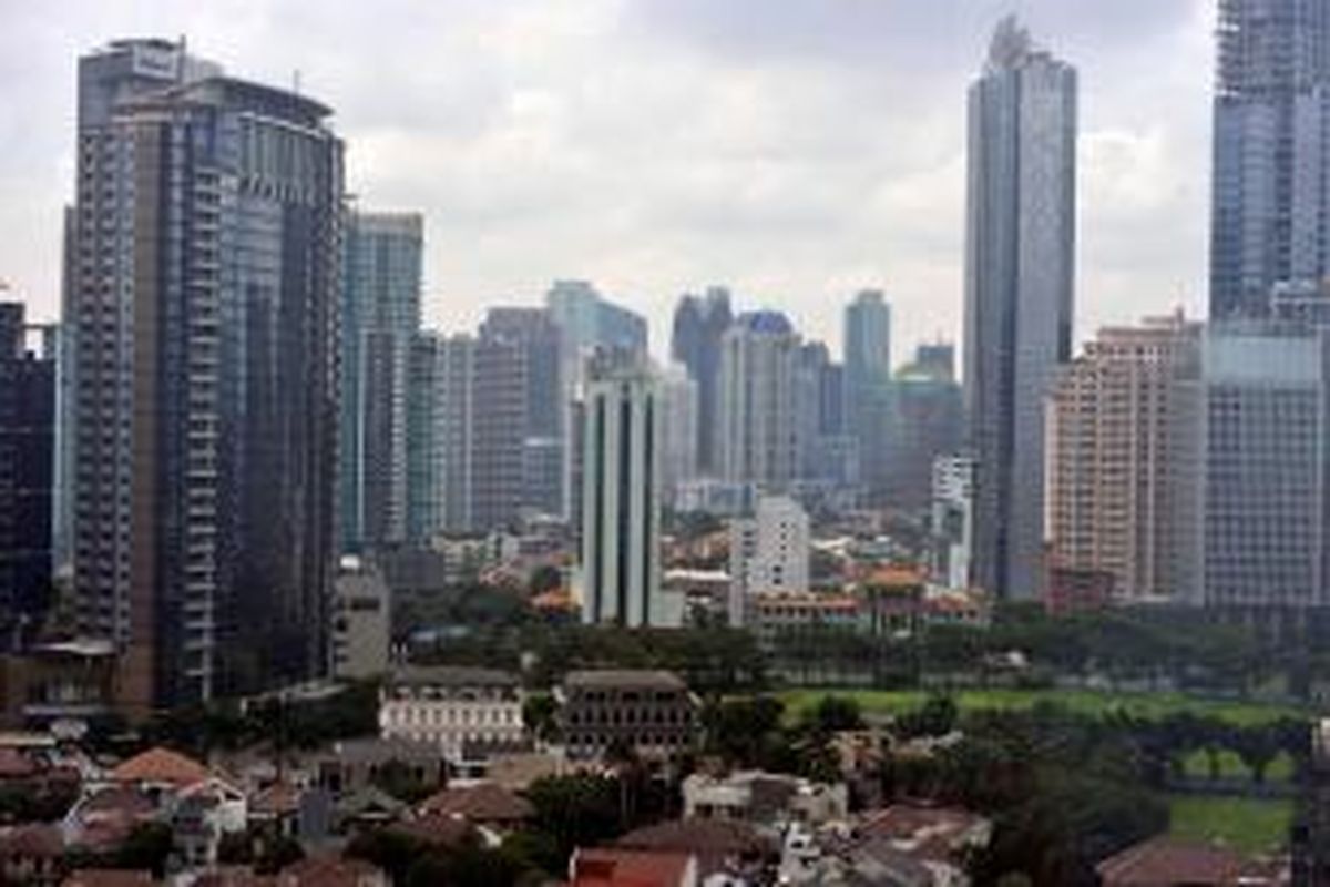 Kondisi kawasan perkantoran di Kuningan yang masuk ke kawasan bisnis Segitiga Emas (Sudirman-Thamrin-Kuningan) di Jakarta terus dipenuhi gedung-gedung baru, Selasa (29/1/2013). Pasar perkantoran di Jakarta tahun 2014, diprediksi mengalami perlambatan pertumbuhan akibat kontraksi permintaan. 