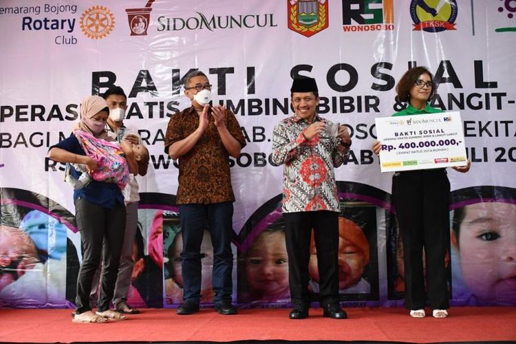 Penyerahan bantuan uang tunai senilai Rp 400 juta dari Sido Muncul secara simbolis.