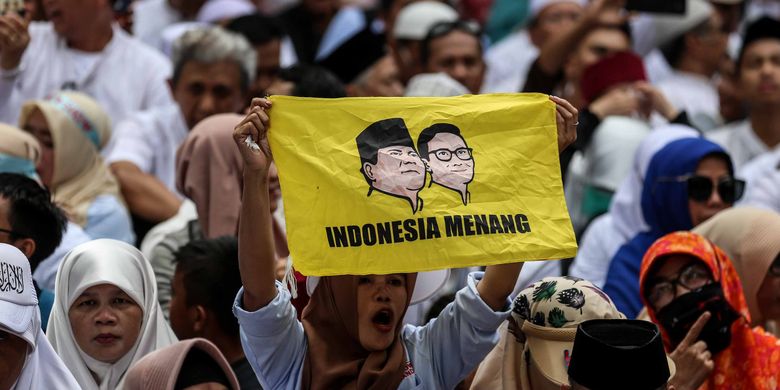 Pendukung pasangan Capres-Cawapres nomor urut 02, Prabowo Subianto-Sandiaga Uno saat deklarasi kemenangan Pilpres 2019 di kediaman Kertanegara, Jakarta Selatan, Jumat (19/4/2019). Prabowo kembali mendekalarasikan kemenangannya versi real count internal BPN sebesar 62 persen.