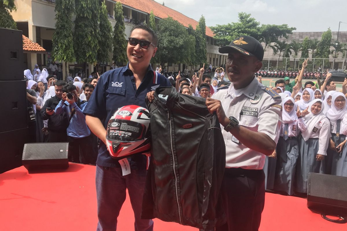 Slamet Gunaedi menerima hadiah marchendise dari Astra Honda Motor , Senin ( 4/2/2019). 