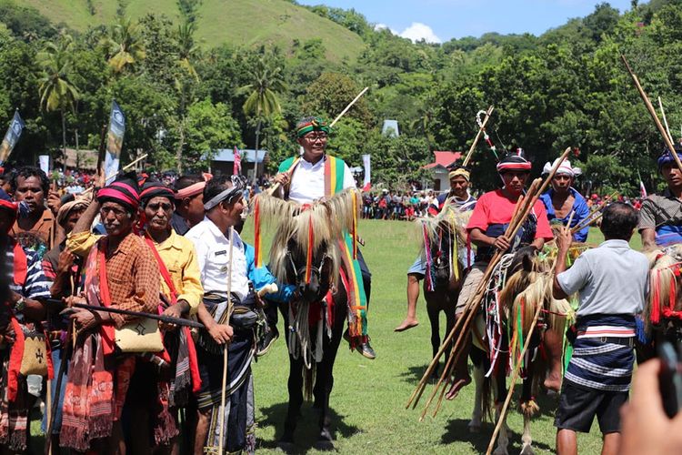 Dirjen PDTT saat berkunjung ke Sumba.