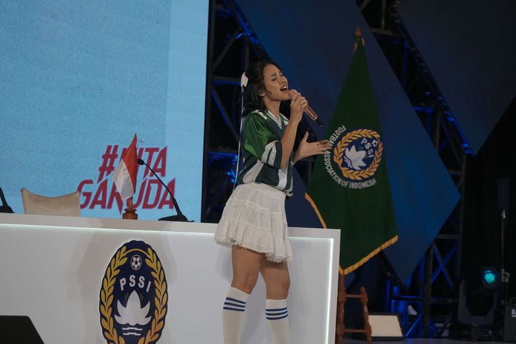 Penyanyi Andien turut memeriahkan konferensi pers pelatih baru Timnas Indonesia di Hotel Mulia, Senayan, Jakarta Pusat, Minggu (12/1/2025).