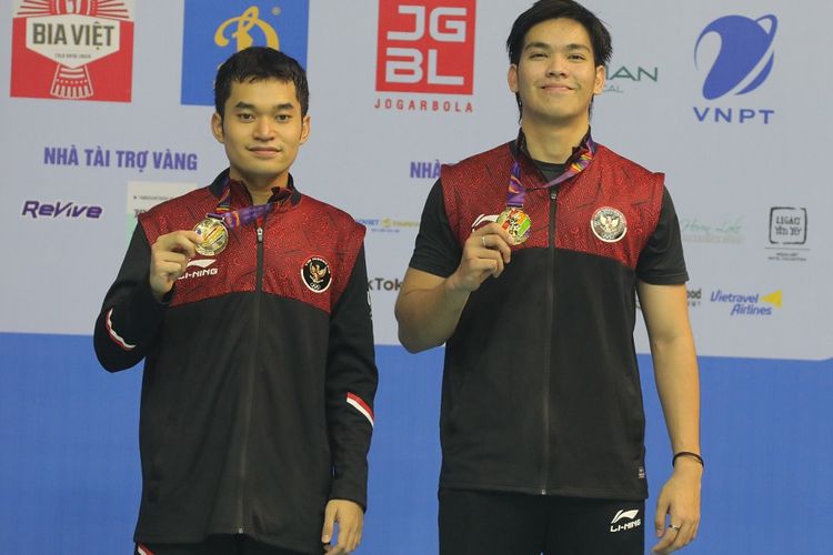 Ganda putra Indonesia Leo Rolly Carnando/Daniel Marthin memamerkan medali emas SEA Games 2021 Vietnam setelah mengalahkan Pramudya Kusumawardana/Yeremia Erich Yoche Yacob Rambitan di Bac Giang Gymnasium, Minggu (22/5/2022). 