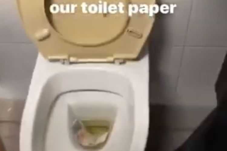 siswa singapura buang uang di toilet