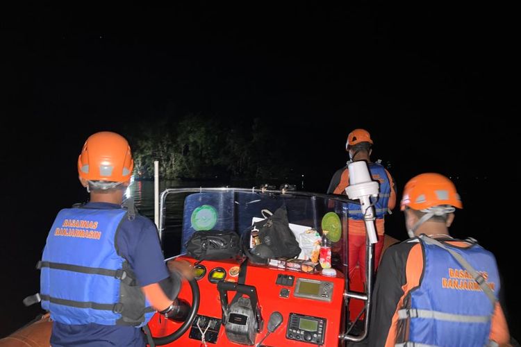 Tim Basarnas Banjarmasin melakukan penyisiran untuk mencari seorang penumpang klotok yang tenggelam di Sungai Barito, Kabupaten Banjar, Kalsel, Senin (20/2) 2023).
