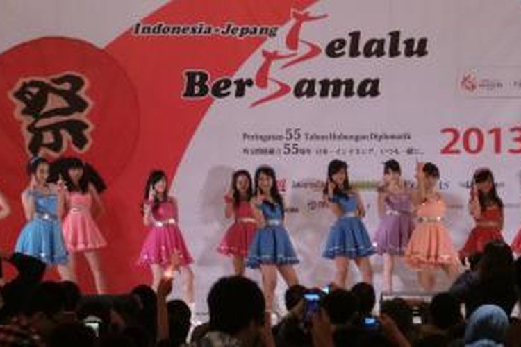 Idol group JKT48 memeriahkan acara Jak-Japan Matsuri 2013 di Hotel JS Luwansa, Kuningan, Jakarta, Minggu (1/9/2013).