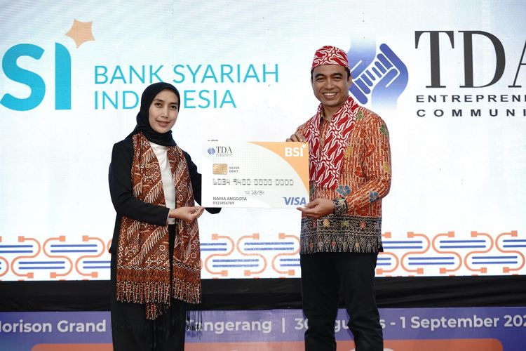 PT Bank Syariah Indonesia Tbk (BSI) memperkuat jaringan pelaku UMKM dengan meluncurkan kartu co-branding ATM Debit BSI untuk Komunitas Pengusaha Tangan Di Atas (TDA).