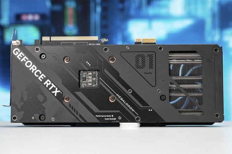 Kartu grafis tanpa kabel Asus GeForce RTX 4070 Megalodon menggunakan konektor khusus bernama CG_HPWR yang letaknya persis di samping konektor PCIe x16 untuk menyalurkan daya tambahan dari motherboard khusus. 