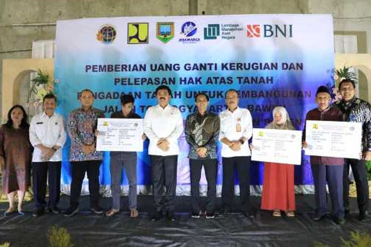 Sejumlah warga terdampak proyek Jalan Tol Yogyakarta-Bawen menerima uang ganti kerugian pengadaan tanah pada Rabu (10/05/2023).