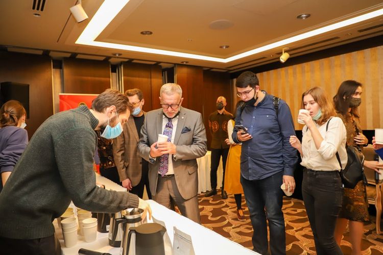 Suasana cupping kopi pada Festival Kopi Ketiga di Moskwa.