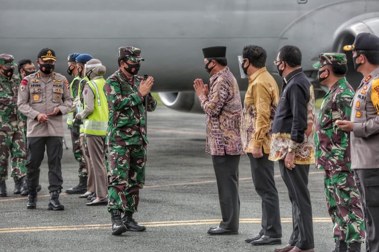 Gubernur Kalimantan Selatan Sahbirin Noor bersama Wagub Rudy Resnawan dan Forkopimda Kalsel saat menjemput kedatangan Panglima TNI Marsekal TNI Hadi Tjahjanto, di Bandara Syamsudin Noor Banjarmasin, Kamis (23/7/2020).