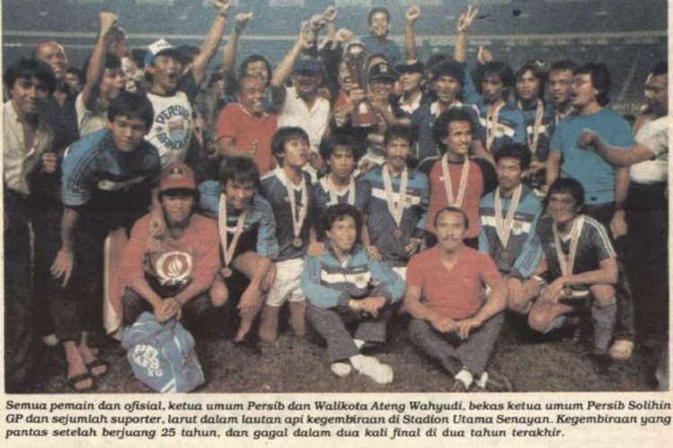 Para pemain dan ofisial Persib berpose setelah mengalahkan Perseman Manokwari untuk menjadi juara Perserikatan 1986 di Stadion Utama Senayan.