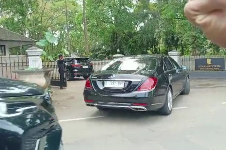 Mobil yang membawa Presiden Joko Widodo memasuki Istana Batu Tulis, Bogor menjelang pengumuman capres PDI-P, Jumat (21/4/2023).