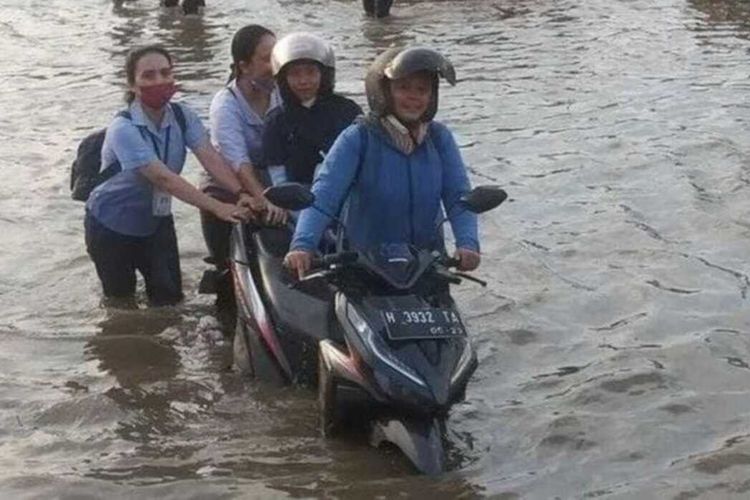 TANGGUL JEBOL: Banjir rob di Kawasan Tanjung Emas Semarang karena tanggul jebol, Senin (20/6/2022)