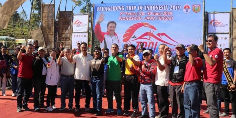 Wonosobo resmi menggelar penyelenggaraan kejuaraan nasional Paralayang Tour of Indonesia (TroI) seri II yang berlangsung di bukit Kekep, Desa Lengkong Kabupaten Wonosobo, Jawa Tengah, pada 28-30 Juni.