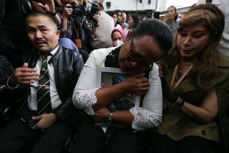 Tangis ibu korban pembunuhan berencana Nofriansyah Yosua Hutabarat atau Brigadir J, Rosti Simanjuntak pecah mendengarkan putusan majelis hakim saat hadir di sidang vonis dengan terdakwa, Ferdy Sambo di Pengadilan Negeri Jakarta Selatan, Senin (13/2/2023). Majelis hakim menjatuhkan vonis mati pada Ferdy Sambo