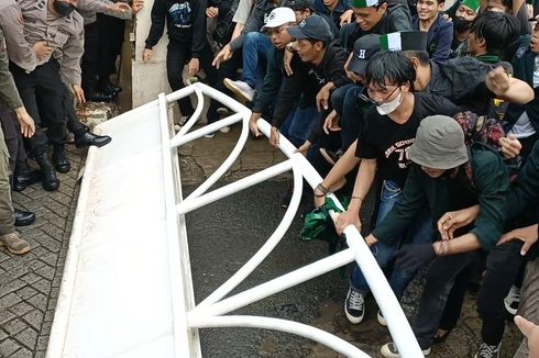 Saling Dorong dengan Aparat, Massa Aksi Mahasiswa Robohkan Pagar Gedung DPRD Kota Bekasi