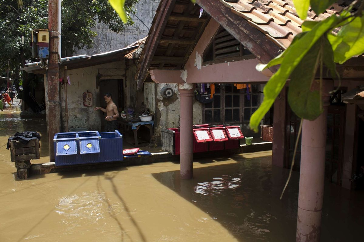 Sejumlah warga menyelamatkan barang berharga di rumahnya yang terendam banjir, Pejaten Timur, Pasar Minggu, Jakarta Selatan, Sabtu (8/2/2020). Luapan air kali ciliwung tersebut merendam pemukiman padat penduduk hingga ketinggian 2 meter.