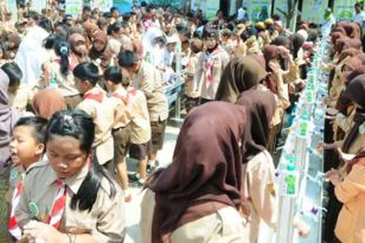 Peringatan Hari Cuci Tangan Sedunia bersama 1.500 Pramuka di Bogor, Jawa Barat, Kamis (15/10/15).