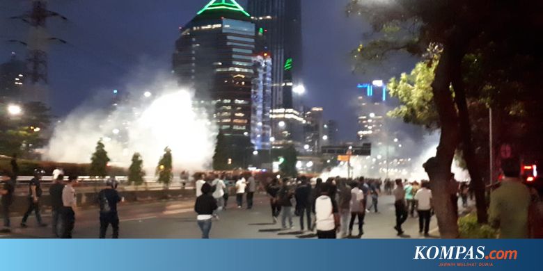 Pukul 18.08 WIB, Polisi Kembali Tembakkan Gas Air Mata, Kali Ini di Jalan Gatsu Depan Polda - Kompas.com - Megapolitan Kompas.com