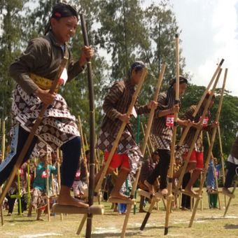 Pemerintah Kabupaten Kulon Progo, Daerah Istimewa Yogyakarta, mengembangkan olahraga balap lari dengan egrang. Ini salah satu nomor dalam olahraga tradisional di Kulon Progo. Olahraga ini awalnya diperkenalkan lewat pelajaran ekstra sekolah sekian lama lantas sekarang dipertandingkan secara terbuka antar sekolah.
