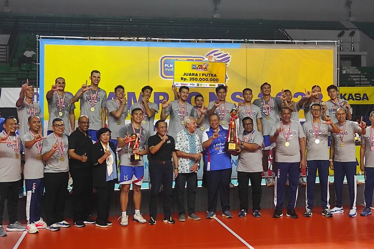 Susilo Bambang Yudhoyono (SBY) mengangkat trofi juara Proliga 2023. Tim binaan SBY, Jakarta LaVani Allo Bank, tampil sebagai juara Proliga 2023 usai mengalahkan Jakarta Bhayangkara Presisi pada laga Grand Final yang digelar di GOR Amongrogo, Yogyakarta, pada Minggu (19/3/2023) malam WIB.