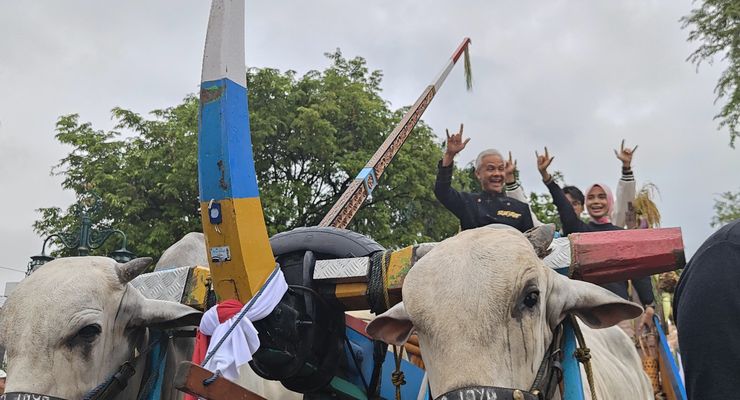 Hajatan Rakyat di Solo, Ganjar Bareng Siti Atikoh dan Alam Salam Metal di Atas Gerobak Sapi