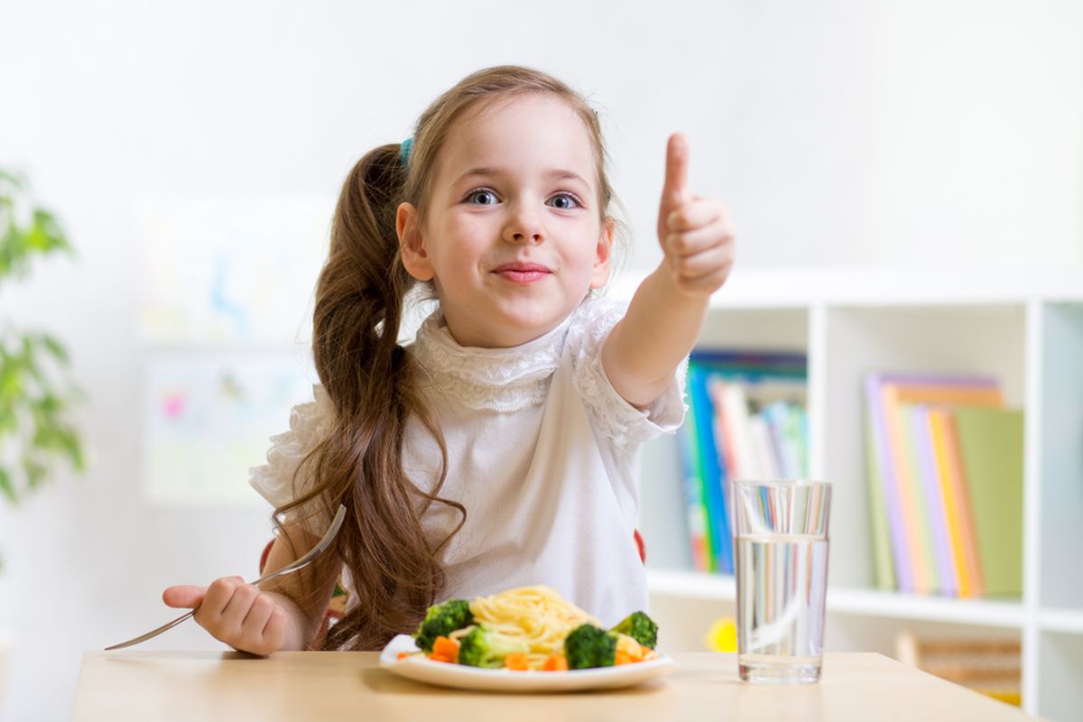 Ilustrasi anak makan sayur. Mengenalkan anak pada sayuran sejak dini.